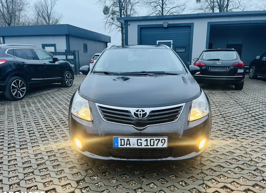 samochody osobowe Toyota Avensis cena 29500 przebieg: 207000, rok produkcji 2009 z Ostrołęka